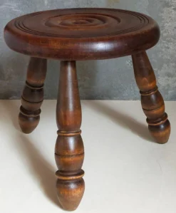 Low Tripod Stool In Vintage Turned Solid Wood -Cozy Seats Store 20374186 f728 4493 9846 77471b24a564