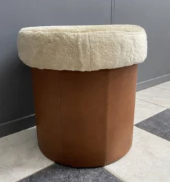 Brown Leatherette Pouf With Fluffy Top Lid 1970s -Cozy Seats Store 2d54f4d4 09cd 4646 949b ce6118bfece8