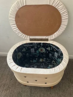 Vintage Chest Pouf From The 60s -Cozy Seats Store d9992db8 b7f7 4b7d 8ed0 9e189f2a9c7d