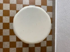 White Bakelite Nut Stool 60s/70s -Cozy Seats Store e889246c 7451 4f0a b090 5f77ea541adb